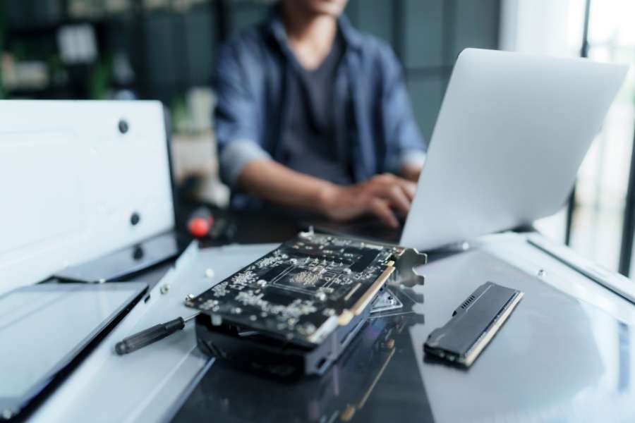 Composants électroniques et outils de précision disposés pour une opération de maintenance préventive informatique.