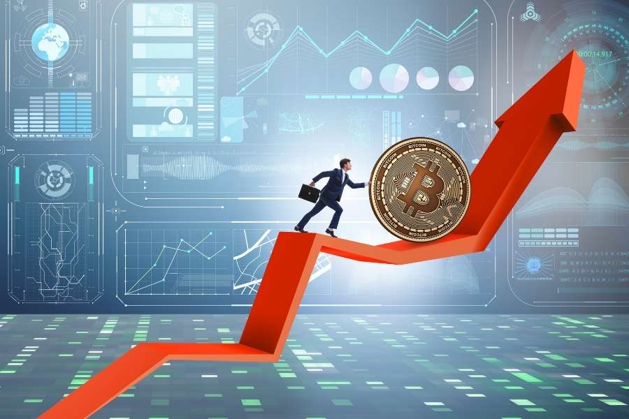 Un homme d'affaires pousse un Bitcoin géant vers le haut sur une flèche ascendante, illustrant la réussite de la stratégie du DCA.